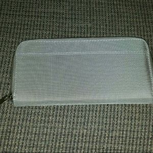NWOT Travelon tan RFID blocking wallet